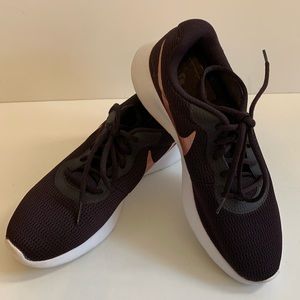 Nike black tennis shoes 10